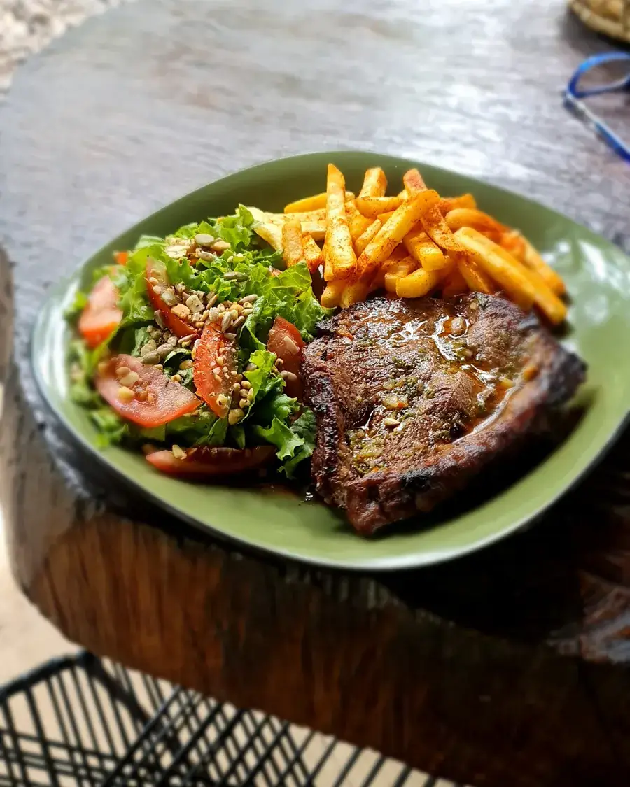 Carne a la plancha con ensalada y papas