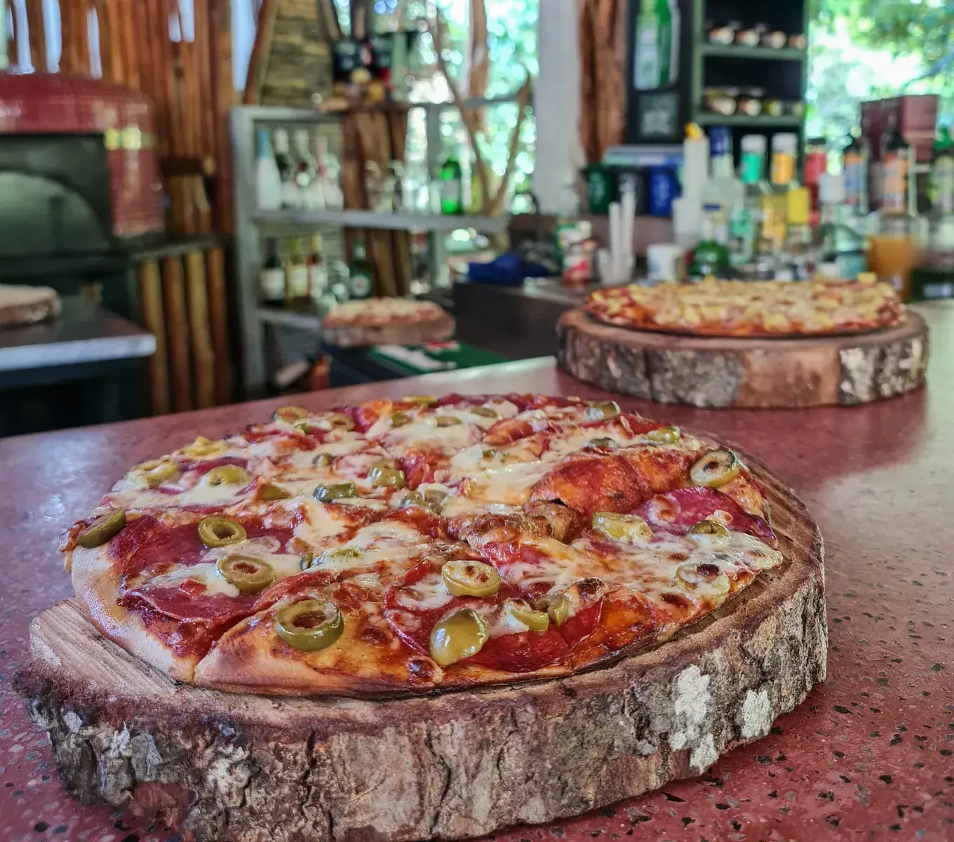 Pizza recién salida del horno de piedra de EntreAguas