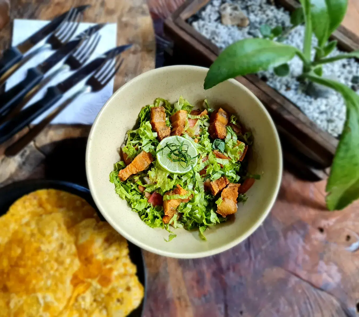 Ensalada y patacones del restaurante de EntreAguas